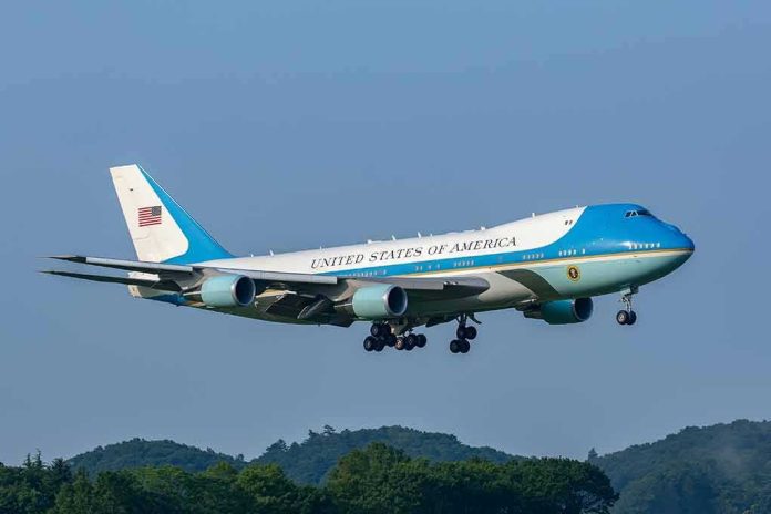 shutterstock_1312961120 Air Force One Boeing 747 on approach